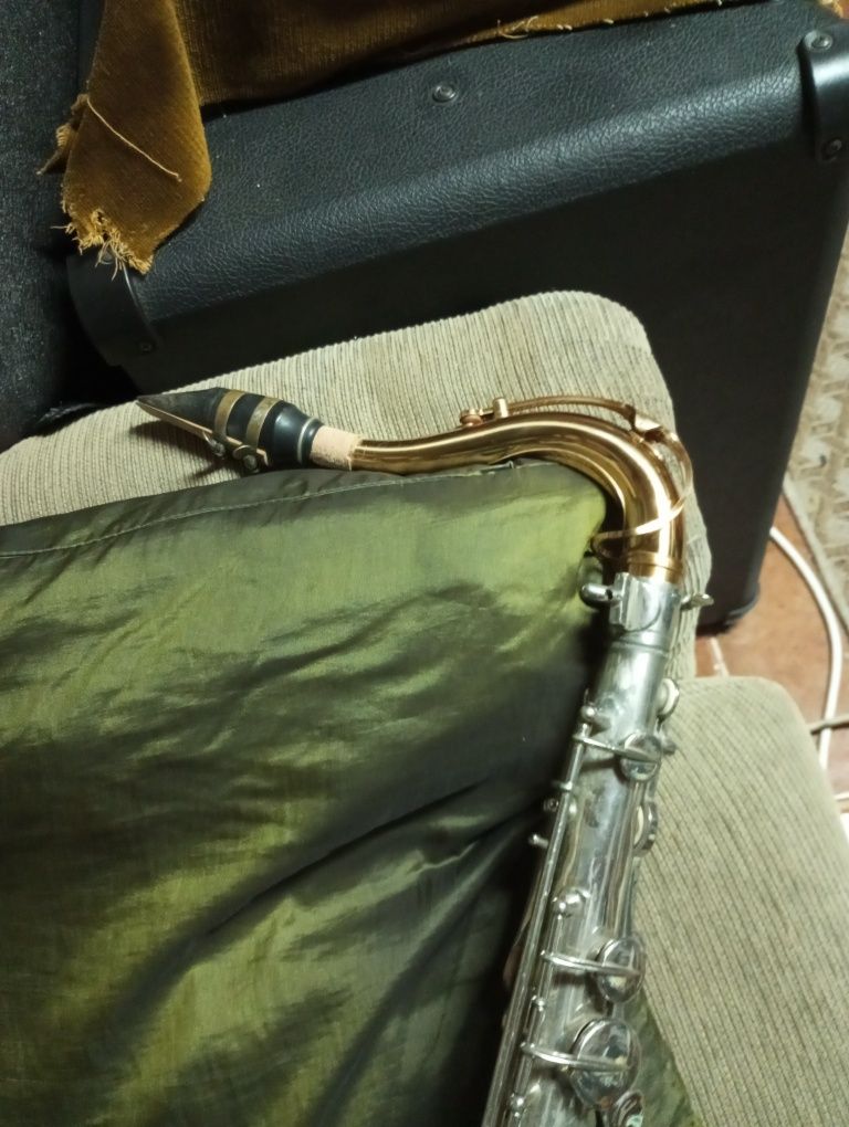 Saxofone francês antigo boa marca