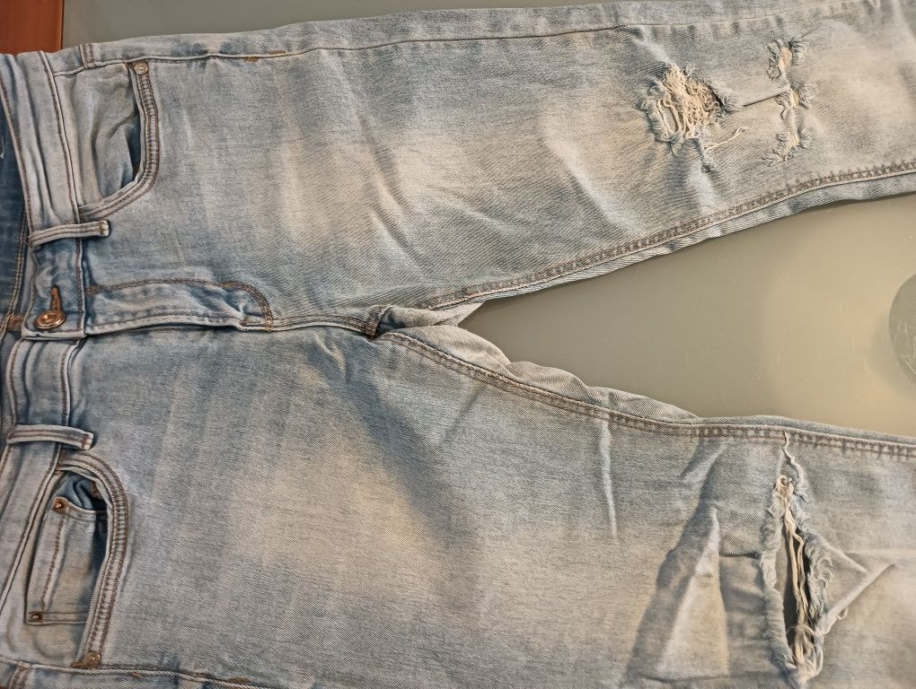 Calças de ganga 	Stradivarius nº 42	Bershka Denim nº 38