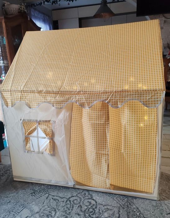 Duży namiot że światełkami