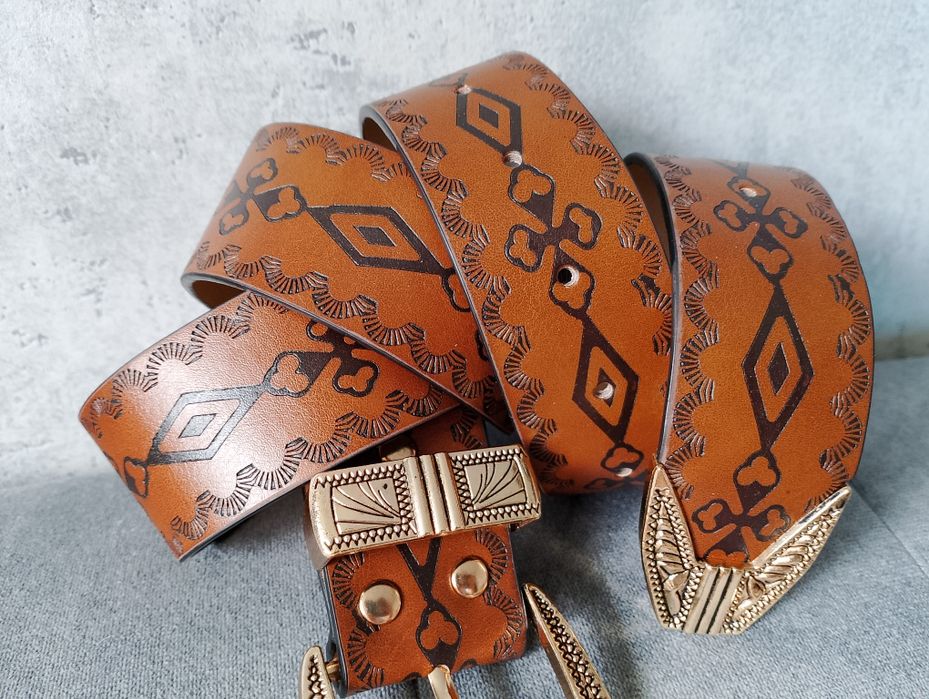 Brązowy skórzany pasek z złota dużą klamrą