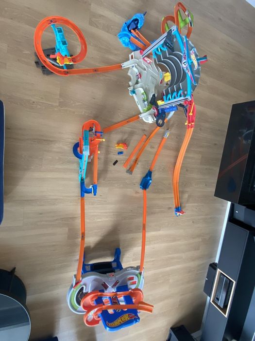 Tor wyścigowy Hot Wheels™  4 zestawy + Black Decker