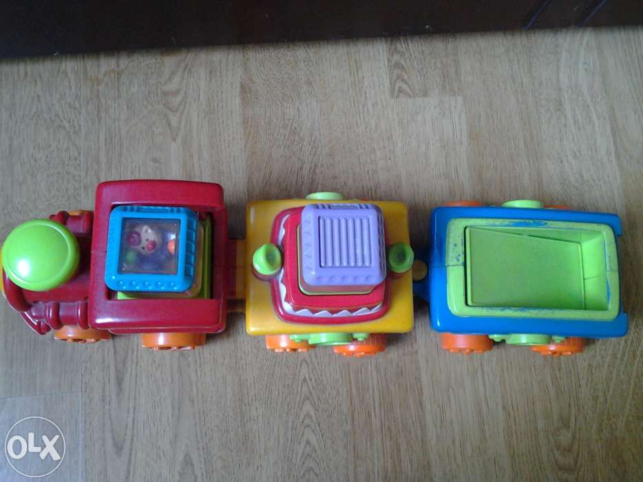 Цирковой поезд с кубиками Fisher Price.