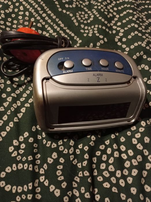 Działający zegar z budzikiem z czasów PRL-u
