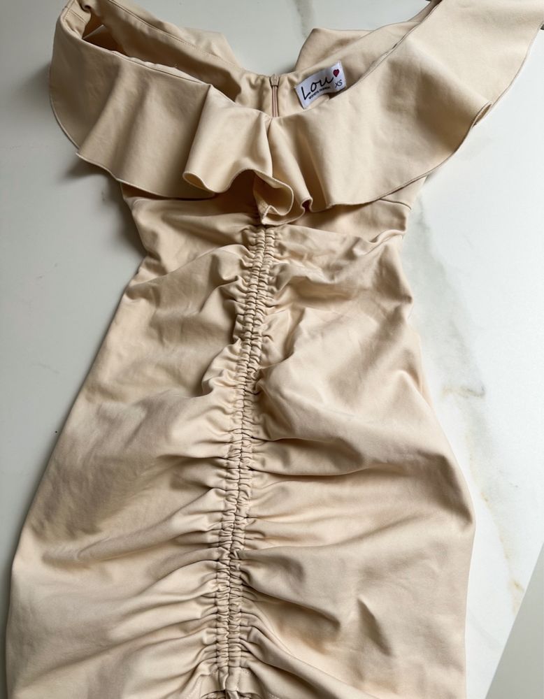Beżowa sukienka mini marszczona z falbanką Lou model Petra rozmiar XS