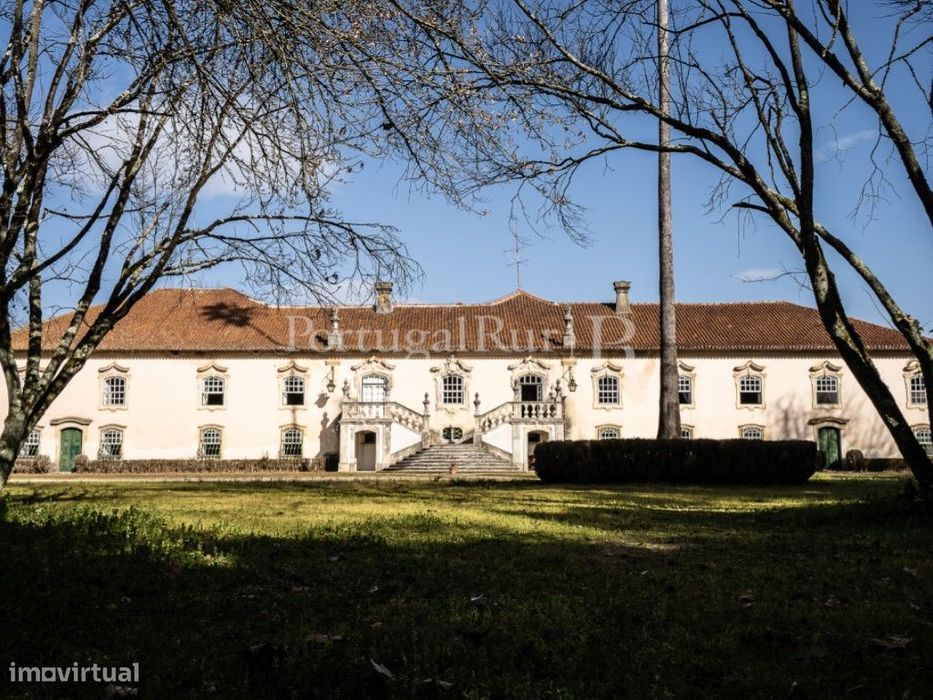Palácio do séc. XVIII, situado numa lindíssima quinta com 43 hectar...