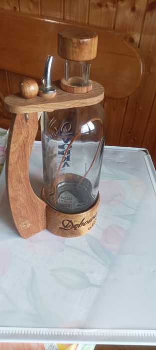 Butelka ozdobna w obudowie debowej