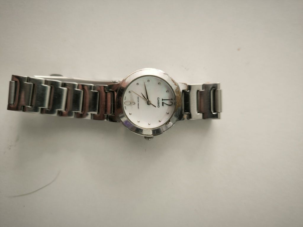 Zegarek damski Casio srebrny na bransolecie