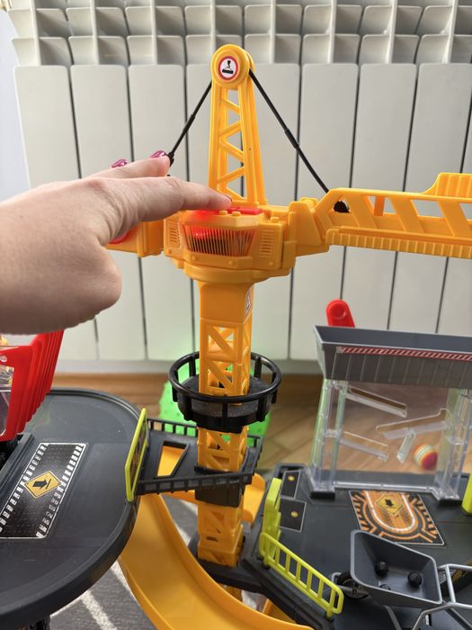 Трек будівельний кран