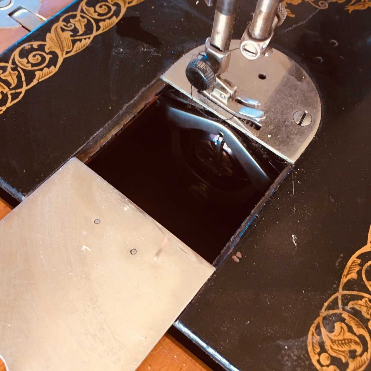 Швейная машинка ножная в тумбе раритетная ПМЗ