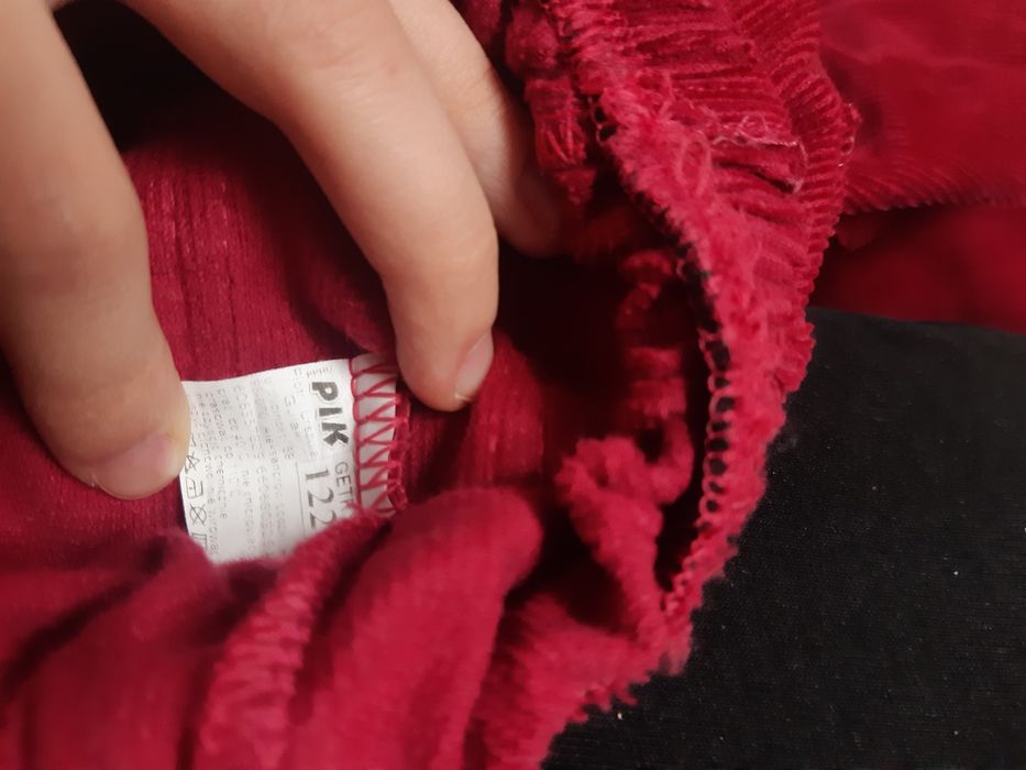 Czerwone spodnie dla dziewczynki.