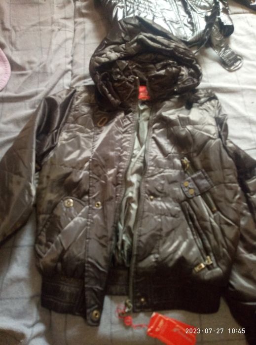 Курточка,коротка,низ під резинку