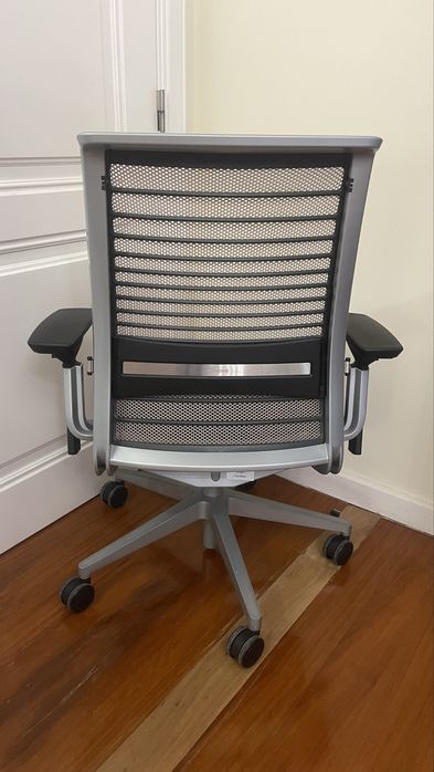 Cadeira escritório secretária ergonómica Steelcase Think V2