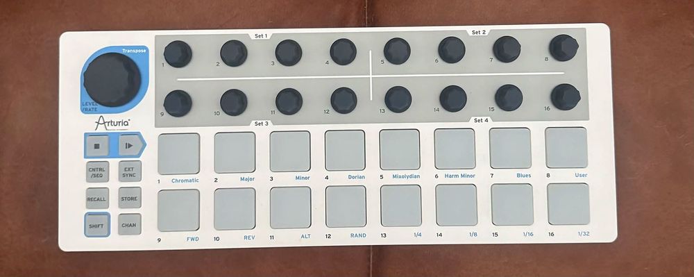 Arturia BeatStep MIDI Controller (2023) – Condição Impecável