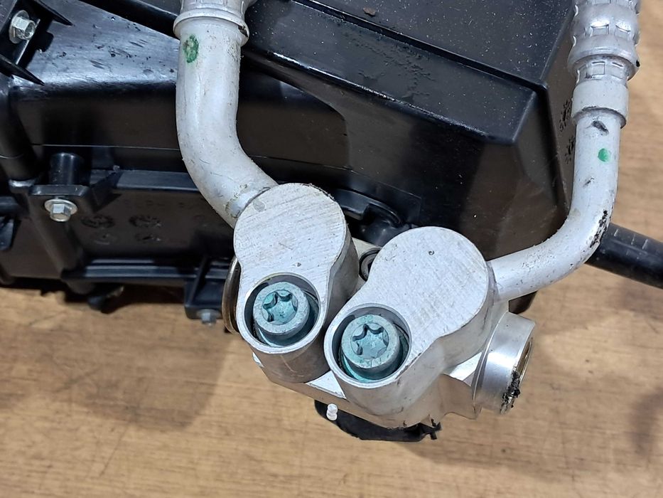 Nagrzewnica wnętrza tylna tył parownik kompletna AUDI Q7 4L węże wąż
