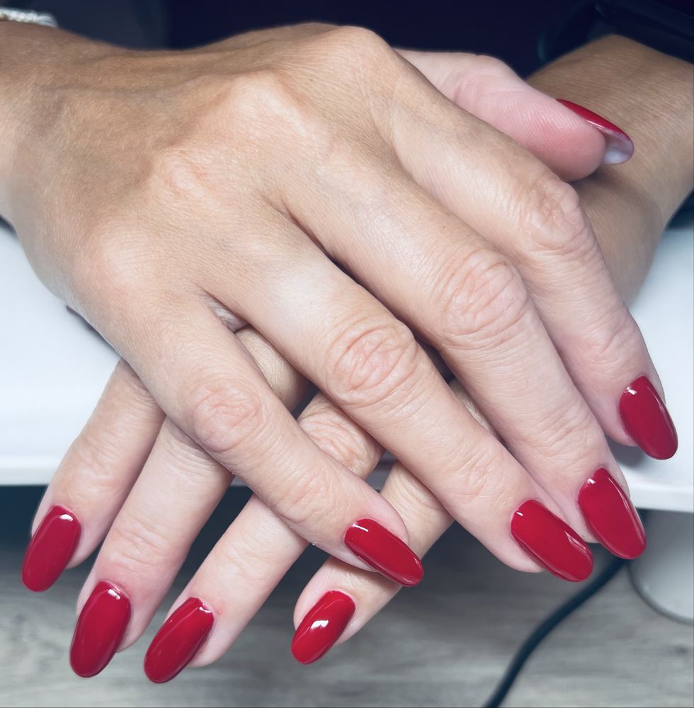 Paznokcie hybrydowe żelowe, manicure i pedicure.