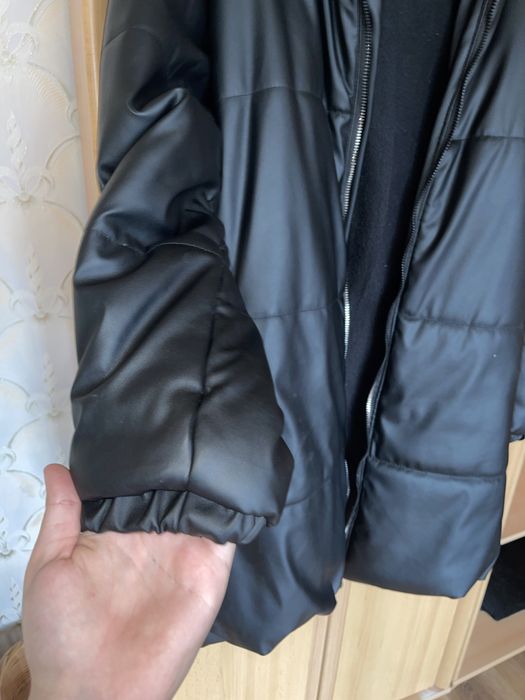 Жіноче пальто зимове подовжене c капюшоном з еко шкіри