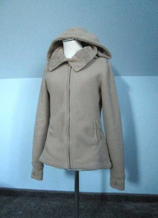 Beżowa kurtka polarowa z kapturem