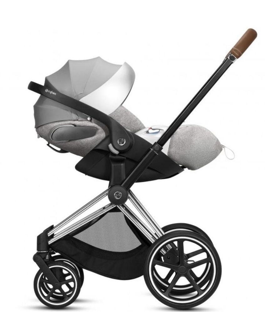 A cadeira auto Cloud T i-Size para o carrinho de bebé e para carro