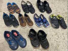 Дитяче взуття тапочки кросівки черевики