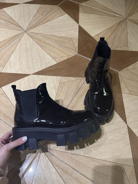 Челсі ботинки лакові на платформі Prada