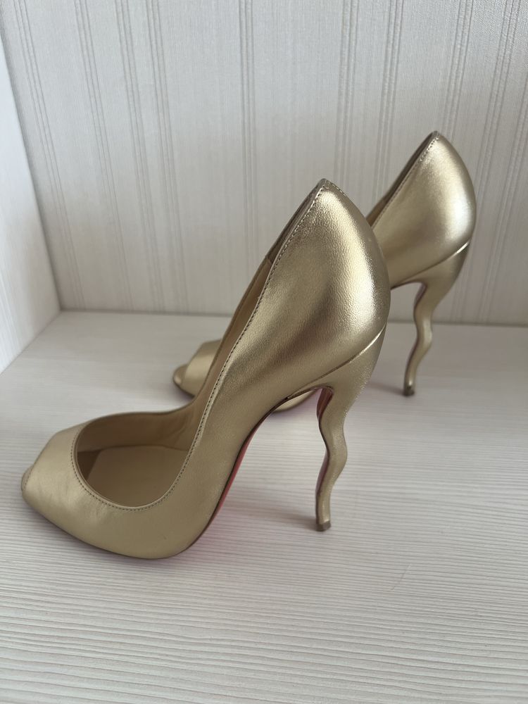 Туфли CHRISTIAN LOUBOUTIN. 38. Оригинал. На 37,5