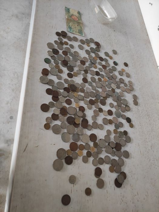 Moedas de escudos e nota