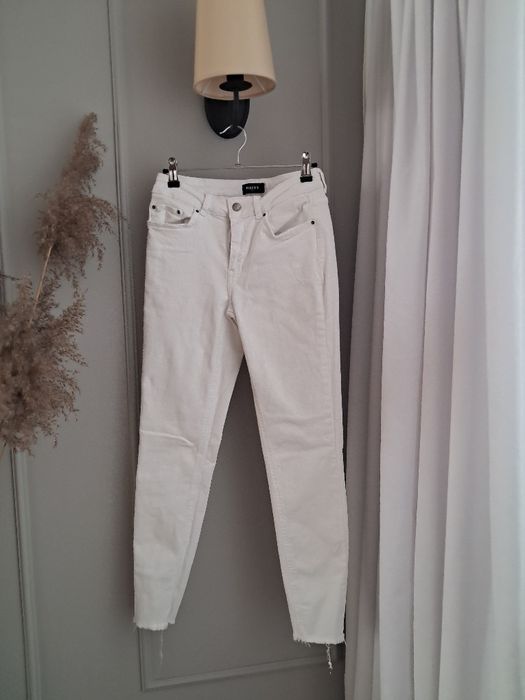 Skinny jeans z wysokim stanem