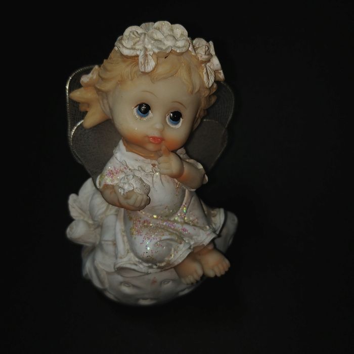 Мила статуетка ангелятка