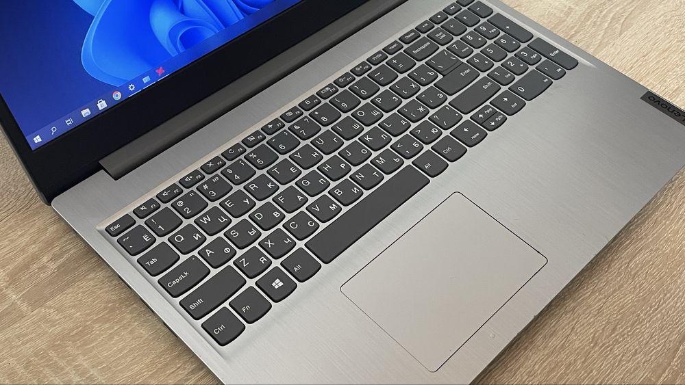 Ноутбук Lenovo IdeaPad 3 / 12 GB RAM / SSD / AMD Radeon Graphics