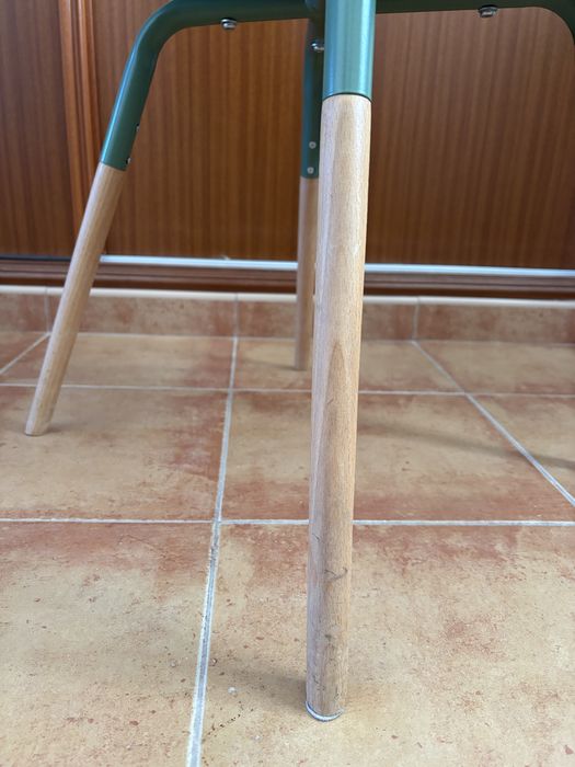 2 Cadeiras - Polipropileno e madeira