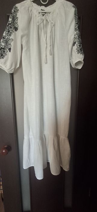 Сукня біла з вишивкою