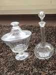 Garrafa de licor de cristal e boleira