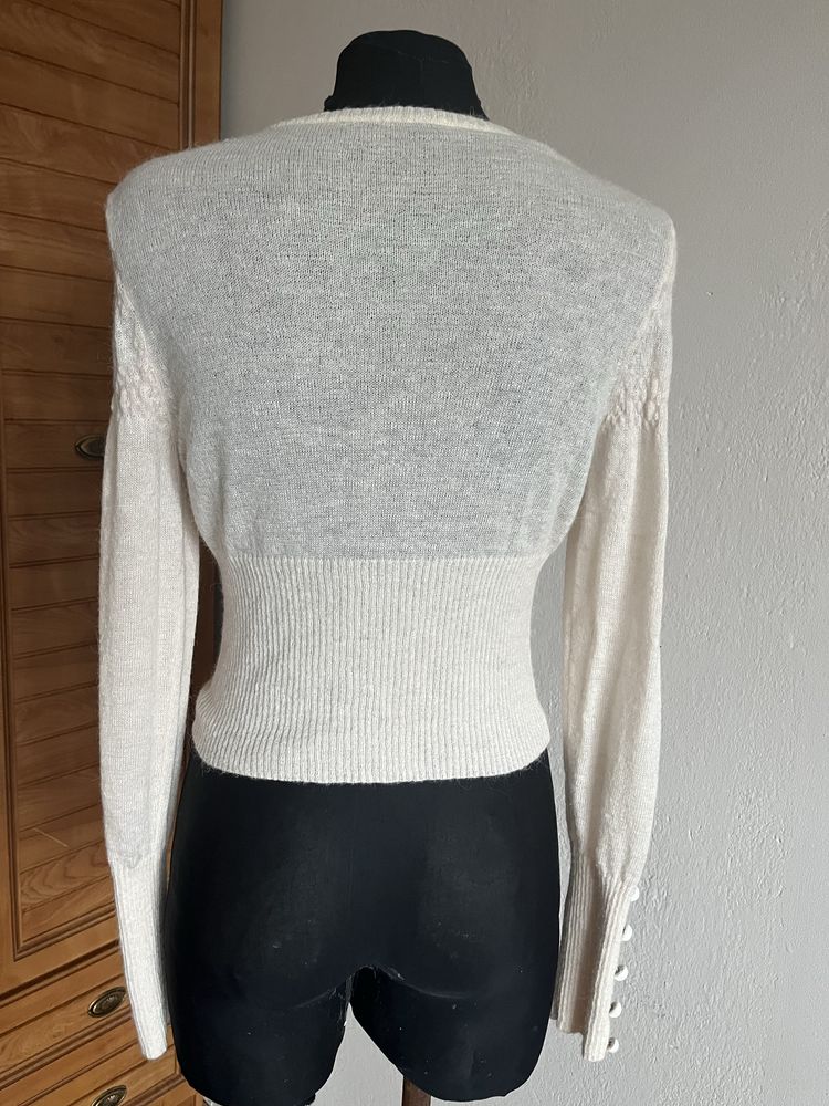 Elegancki sweter ze zdobieniami