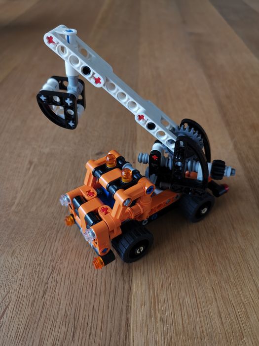 LEGO 42088 Technic - Ciężarówka Z Wysięgnikiem