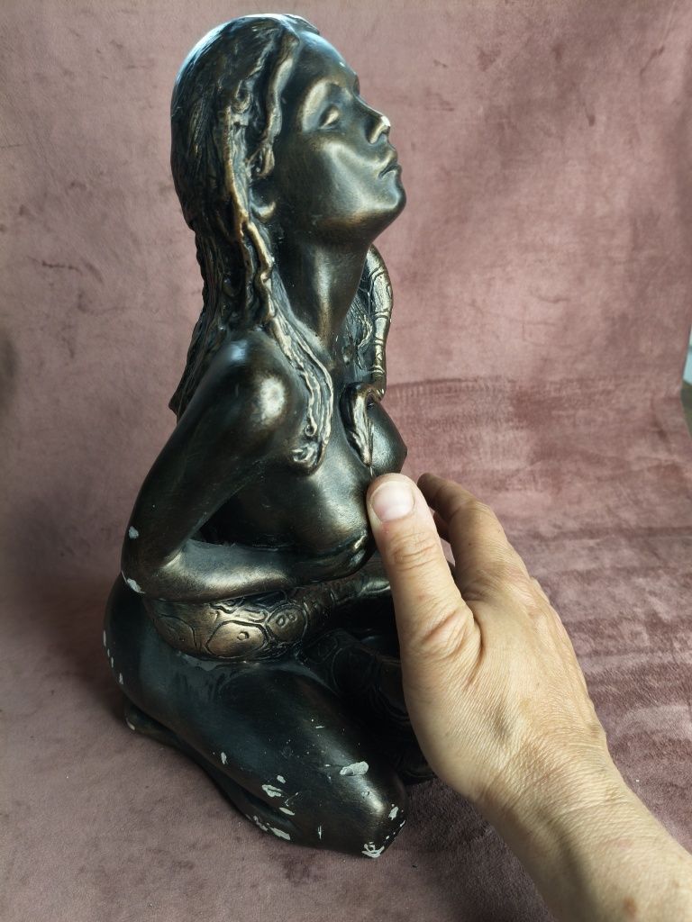 Gipsowa figurka kobiety z wężem 146