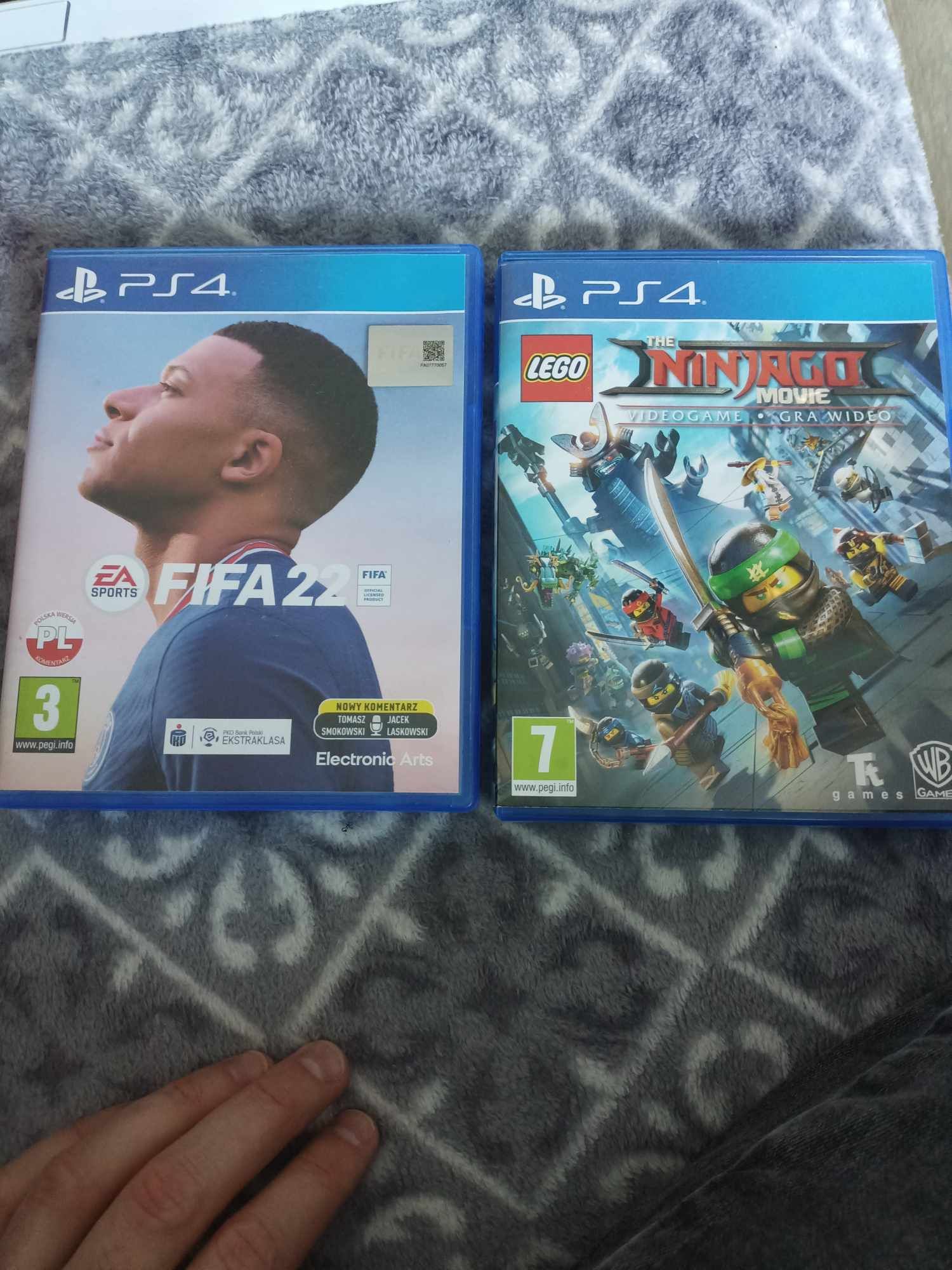 Konsola PS4 , dwa pady i gry FIFA 22 i ninjago