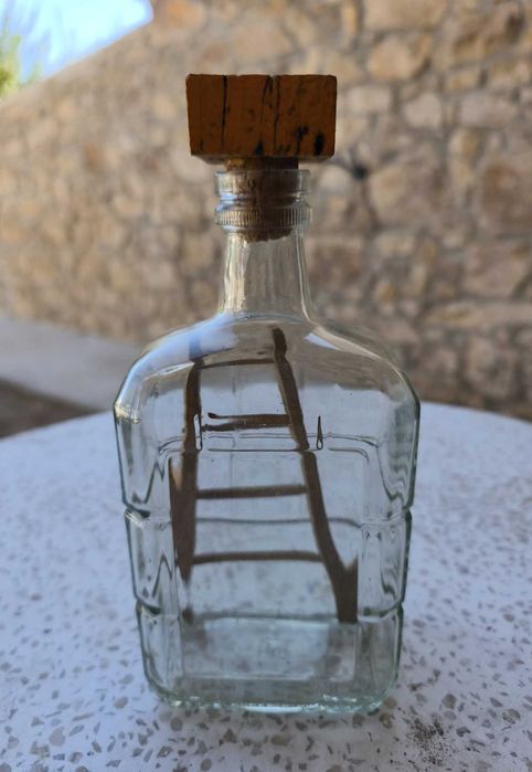Antiga Garrafa com Escada