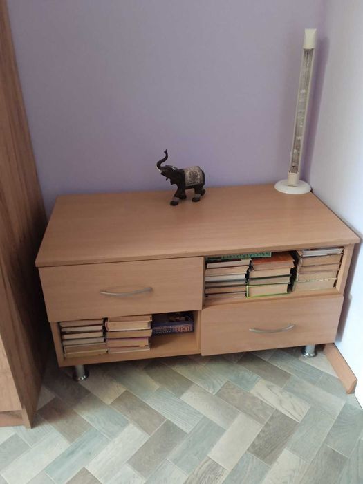 Тумбочка на  2 шухляди з двома  полками..