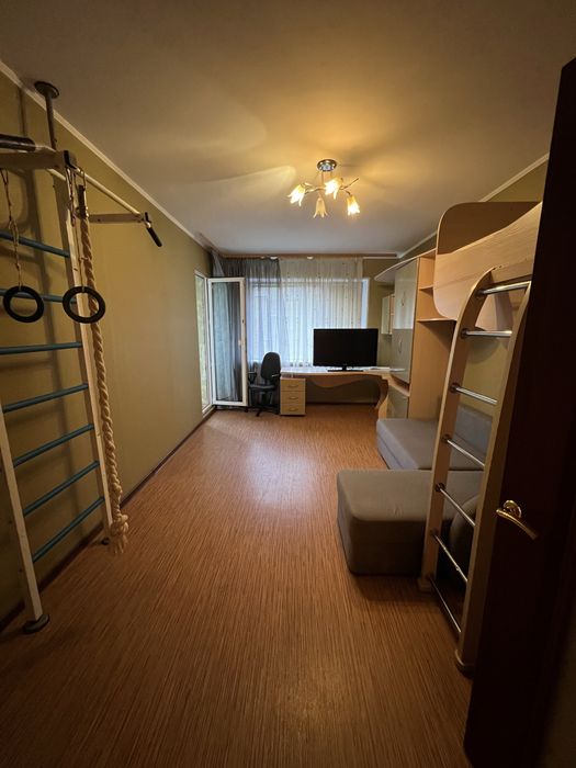 Сдам в оренду  квартиру 4 кімнатна.