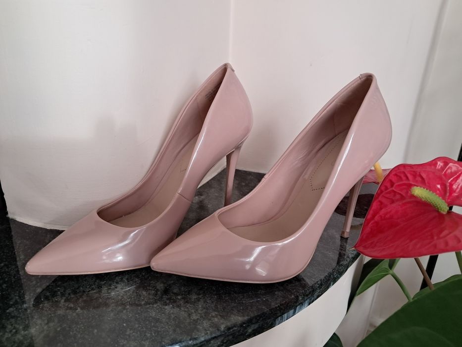 Szpilki beżowe, lakierowane nr37"Aldo"