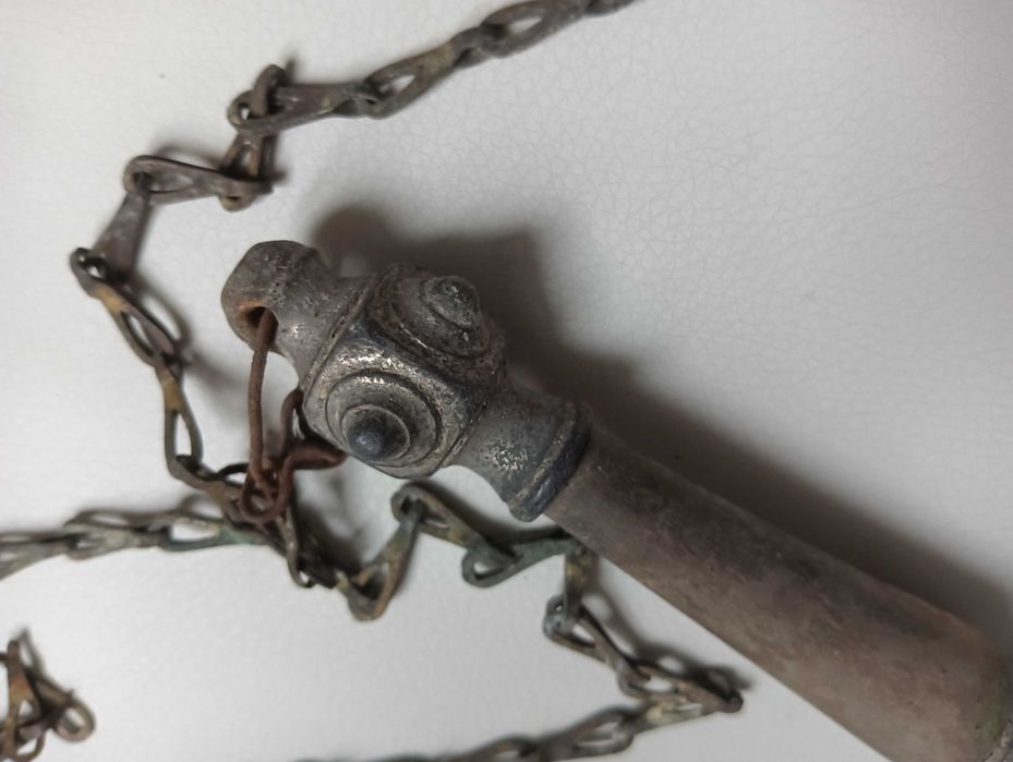 Stara rączka z łańcuszkiem do spłuczki