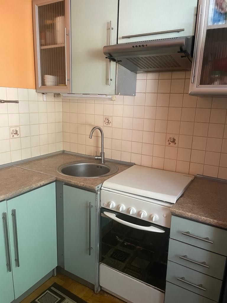 Вбудовані меблі для кухні , газова плита, мийка, витяжка