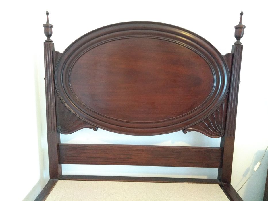 Vende-se uma cama solteiro legítima D. Maria (opção com colchão)