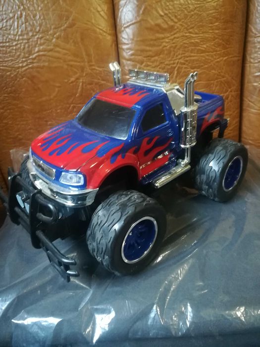 Продаю детскую,  радиоуправляемую машину " Джип 27MHz "