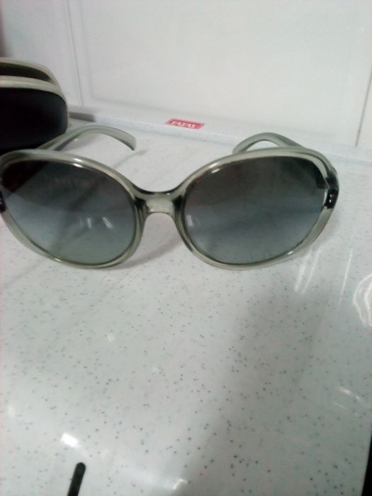 Oculos de sol em cinza marca vogue