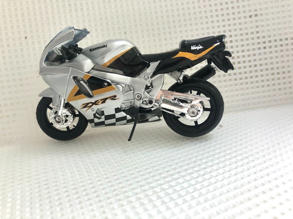 Колекційний мотоцикл  із серії Kawasaki Ninja ZX-7R.  Bburago