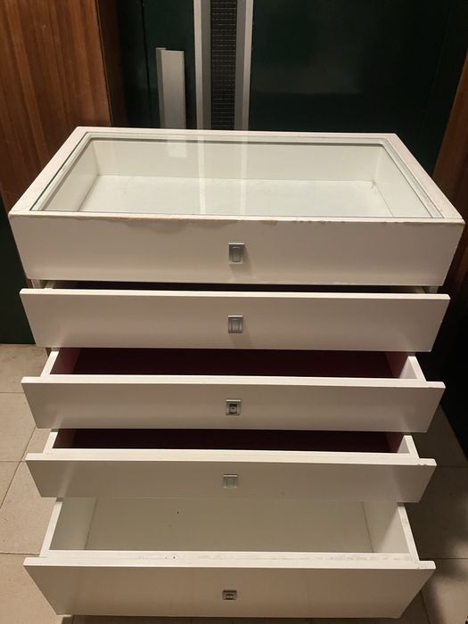 Movel com gavetas lacado