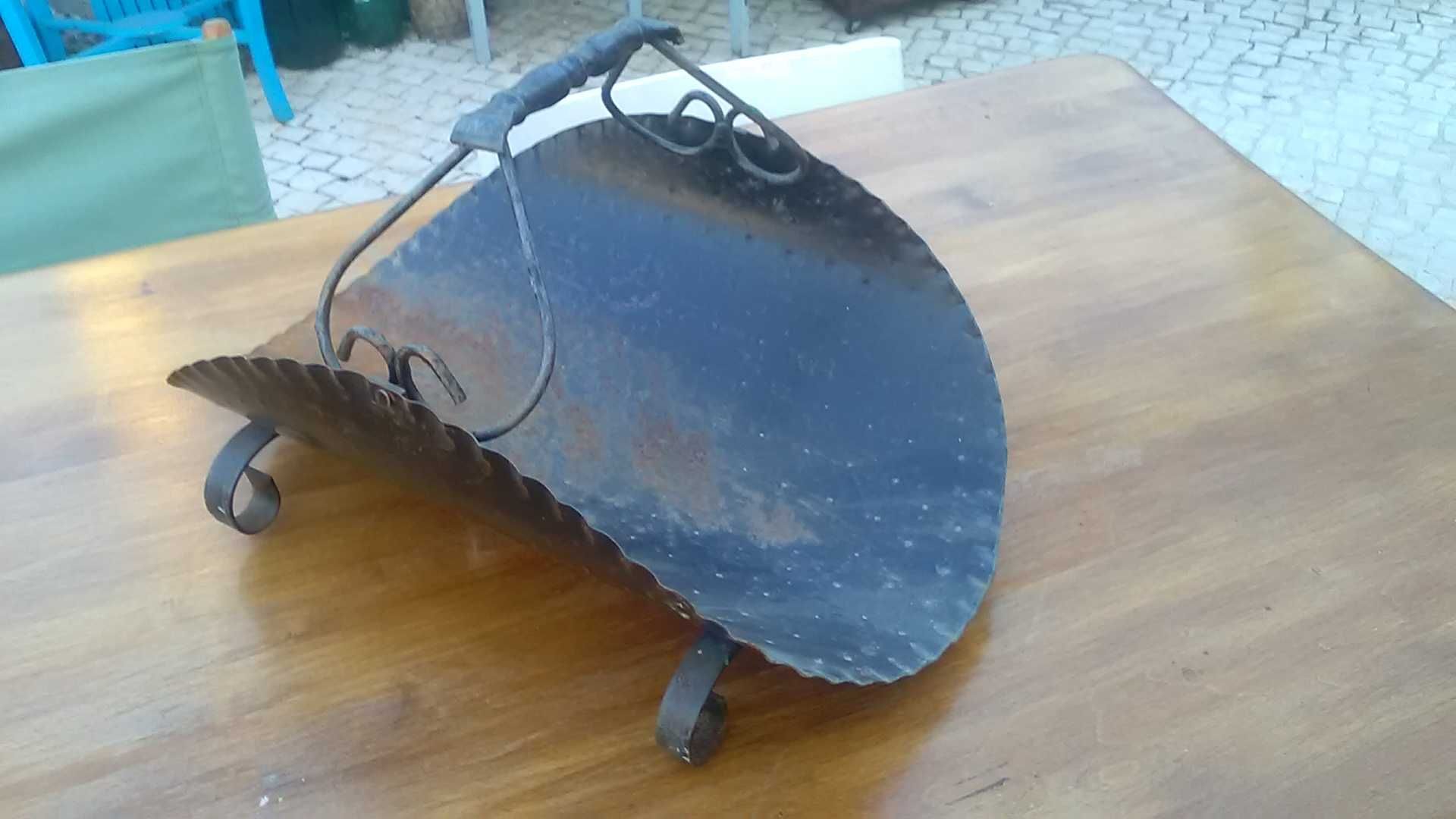 Dois cestos metálicos para lenha e uma proteção para lareira