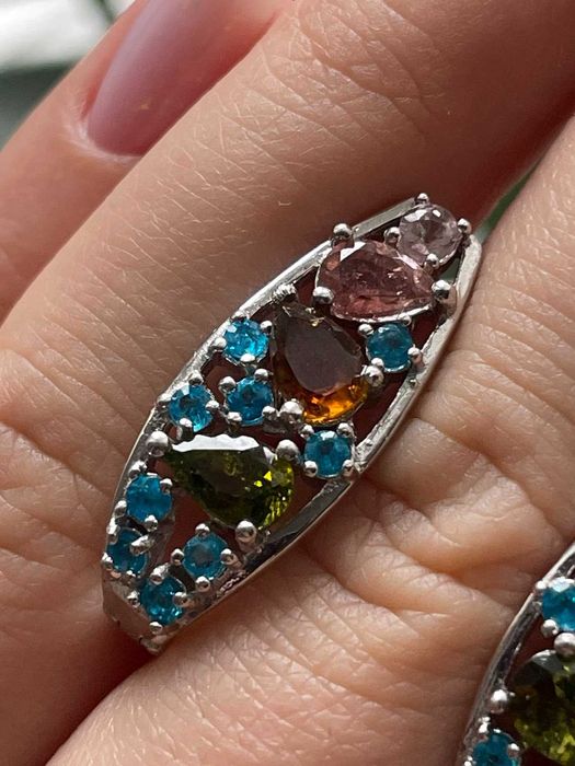 Серебряные серьги с цветным турмалином 2х6мм и апатитом