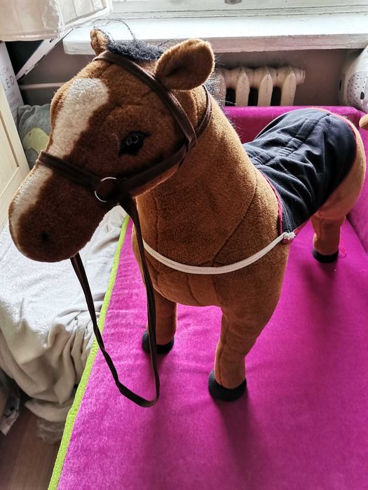 Konik dla dziecka. Do siedzenia i zabawy. Konik wydaje odgłosy.